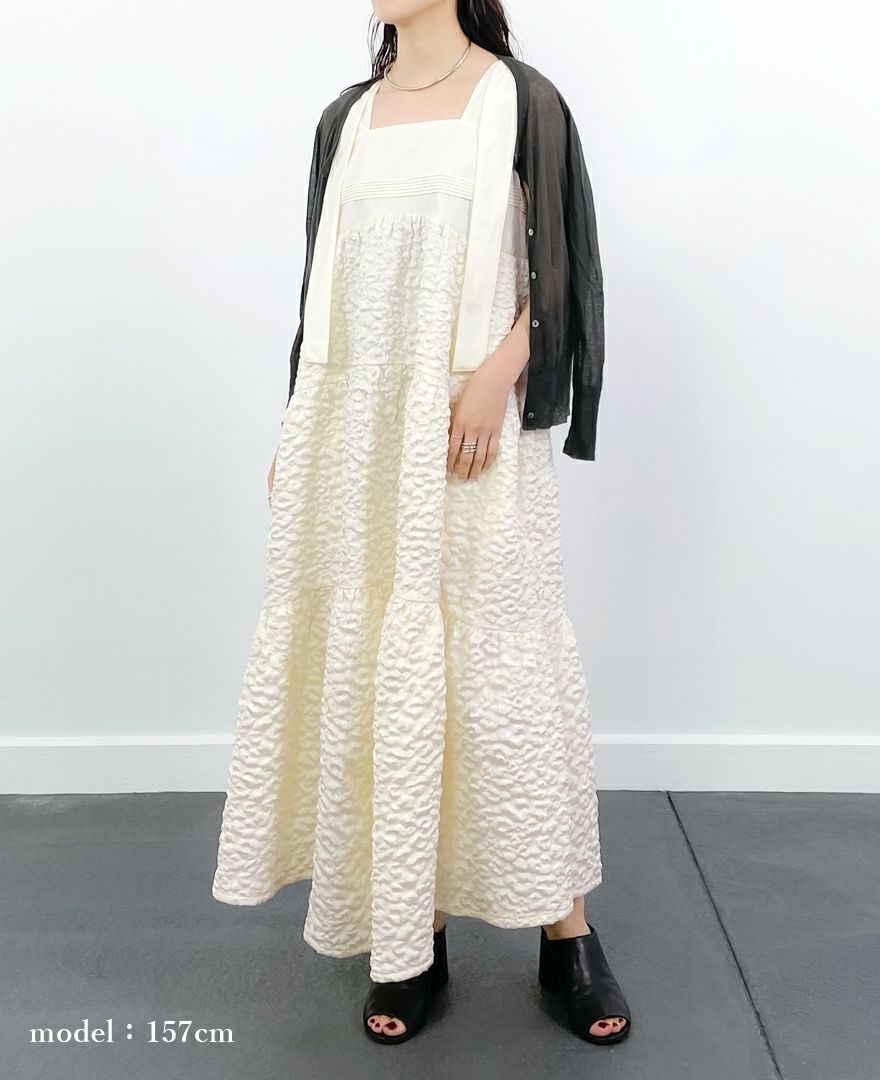 ティアードワンピース/cotton cloudsにカーディガンを肩掛けした着用イメージ