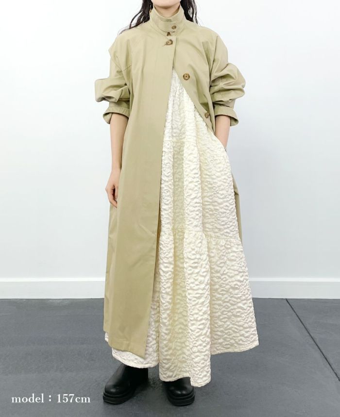 ティアードワンピース/cotton cloudsにトレンチコートを合わせた着用イメージ