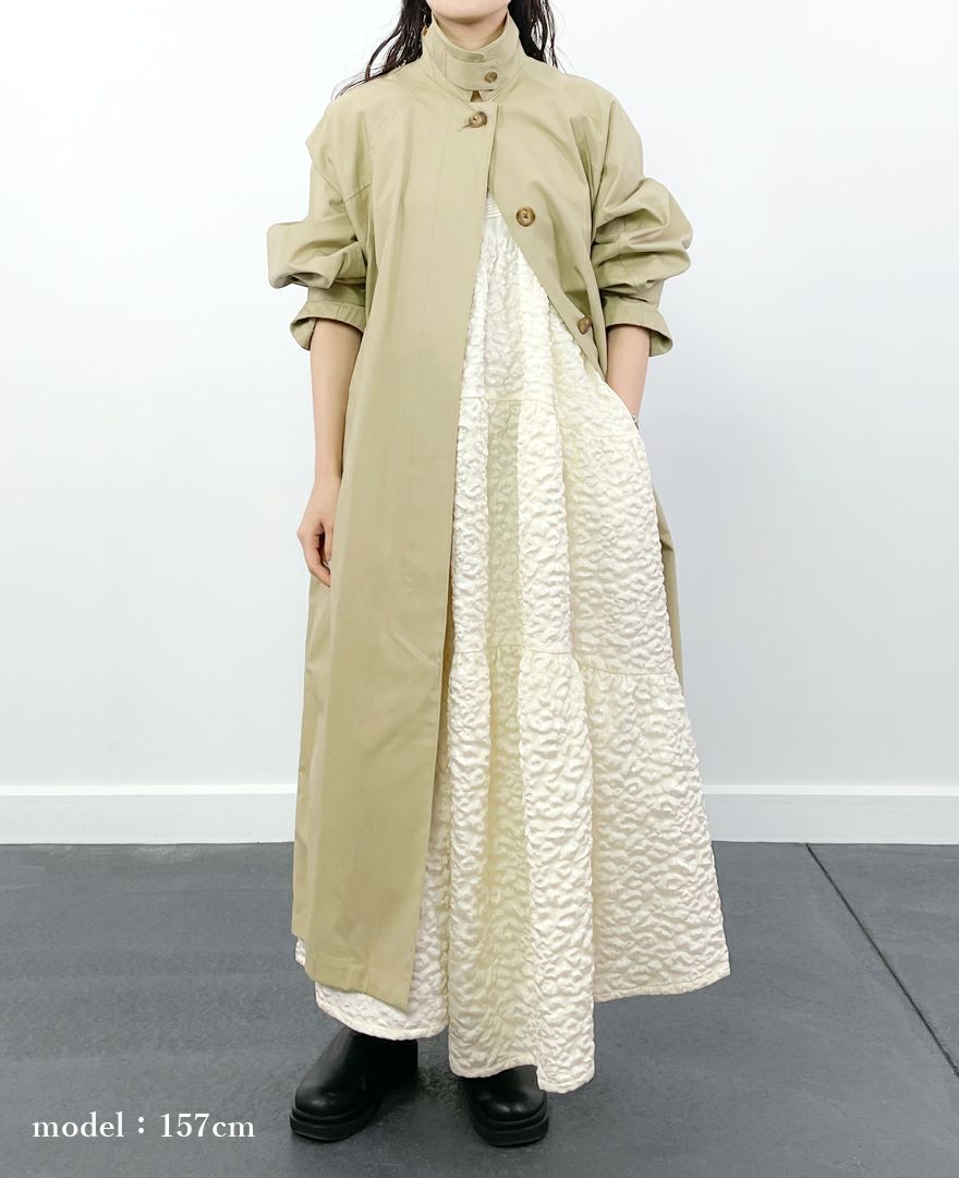 ティアードワンピース/cotton cloudsにトレンチコートを合わせた着用イメージ