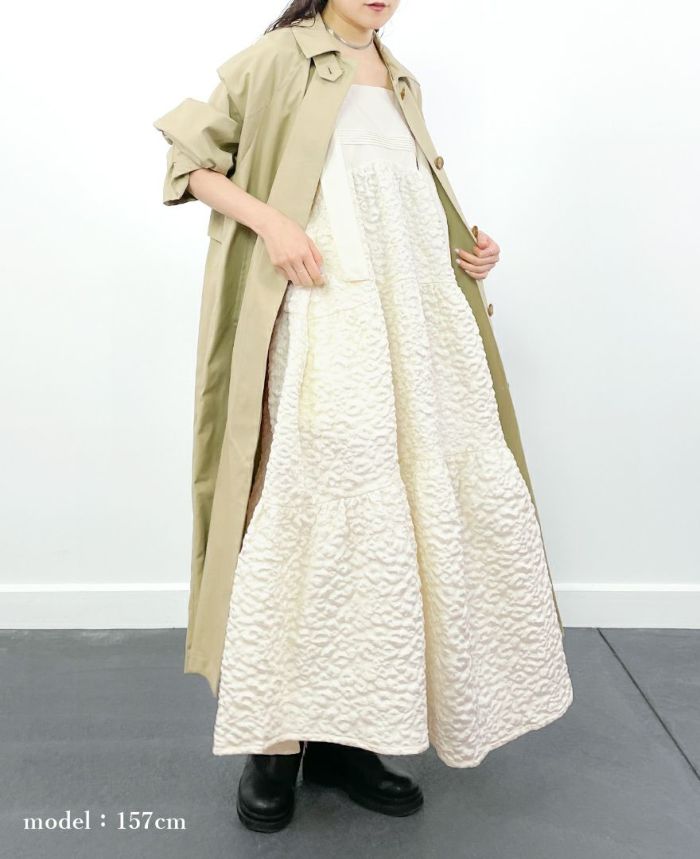 ティアードワンピース/cotton cloudsにトレンチコートを合わせた着用イメージ