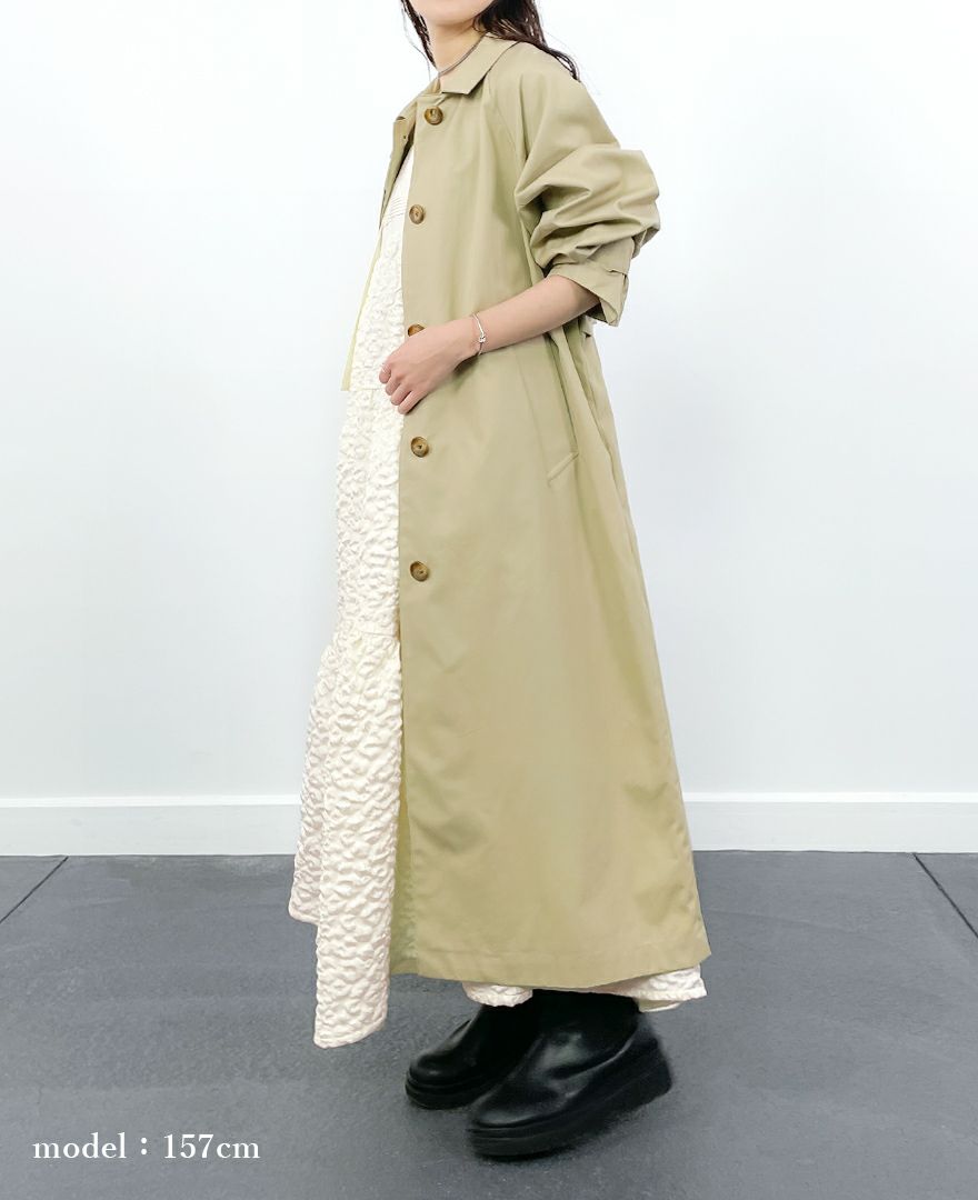 ティアードワンピース/cotton cloudsにトレンチコートを合わせた時の横側着用イメージ