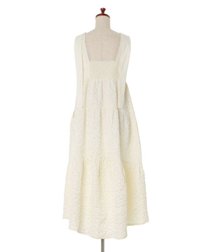 ティアードワンピース 'cotton clouds'の後ろから見た画像。段々になったティアードシルエットでふんわりした形をキープ。