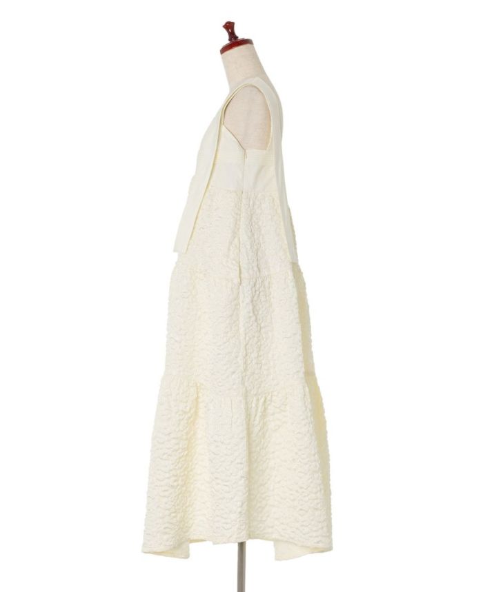 ティアードワンピース 'cotton clouds'の横から見た画像。ふんわりとしたティアードスカートのボリューム感と、ゆったりとしたシルエットがわかる。