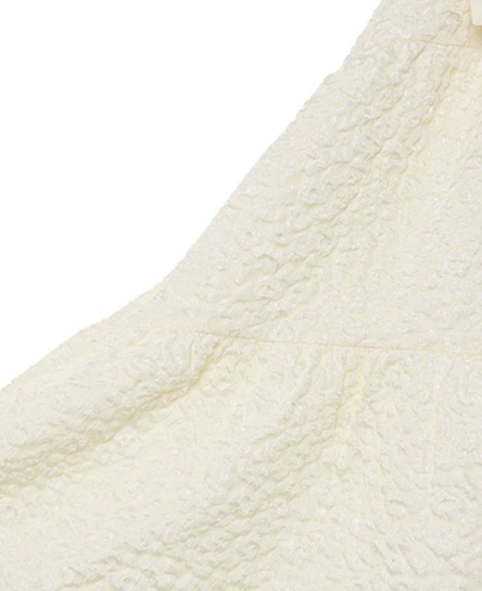 ティアードワンピース 'cotton clouds'の生地アップ。不規則に並ぶ凸凹した雲のような柄。