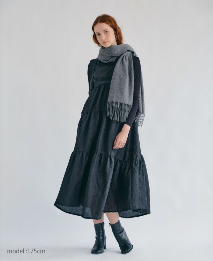 ティアードワンピース/ripplesにストールを巻いた着用イメージ