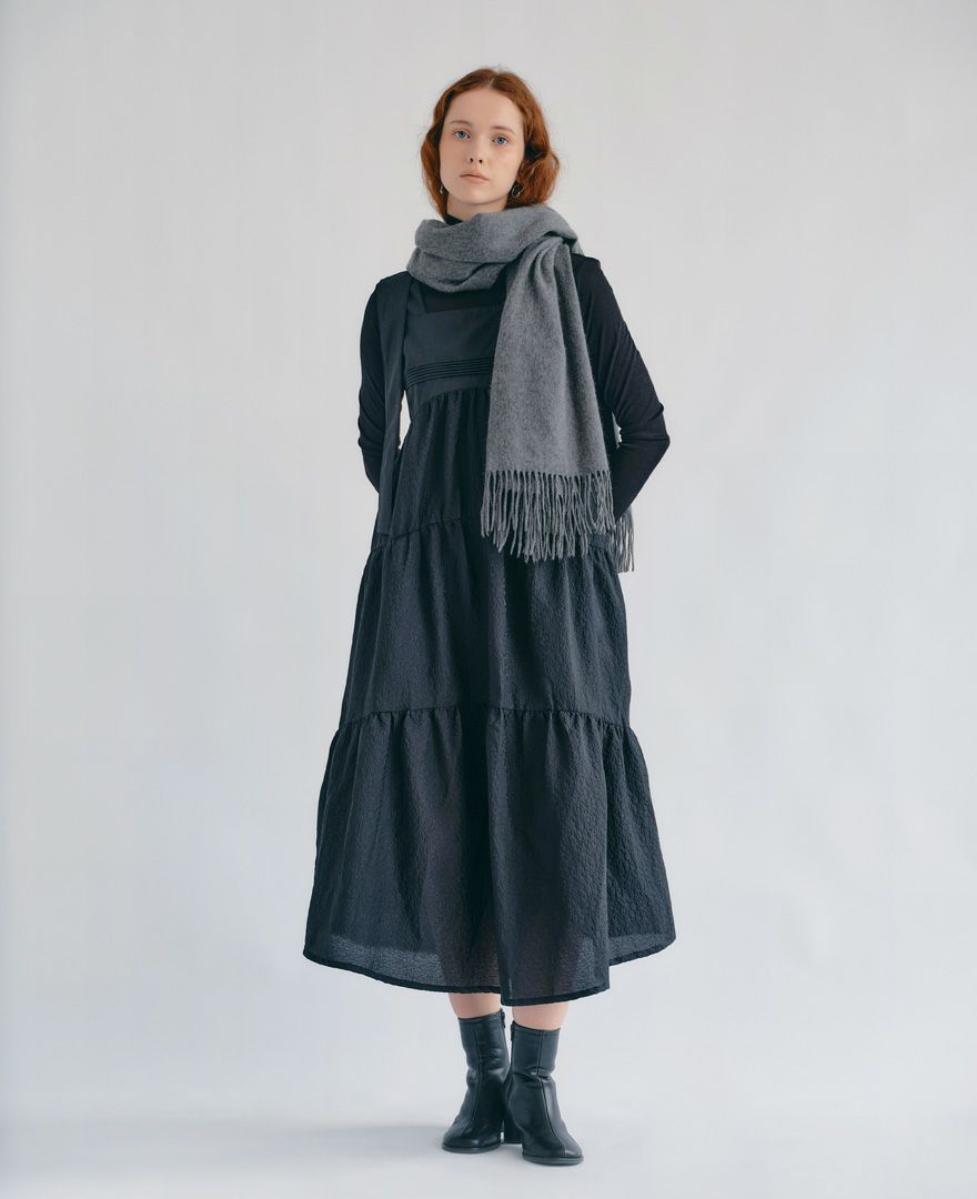 ティアードワンピース/ripplesにストールを巻いた着用イメージ