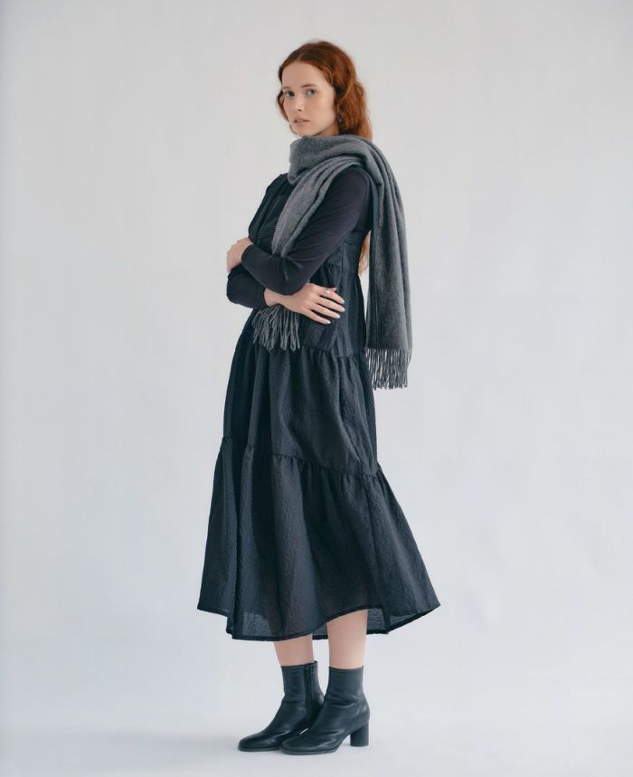 ティアードワンピース/ripplesにストールを巻いた着用イメージ