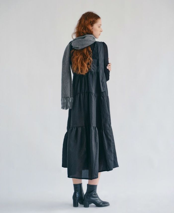 ティアードワンピース/ripplesにストールを巻いた着用イメージ