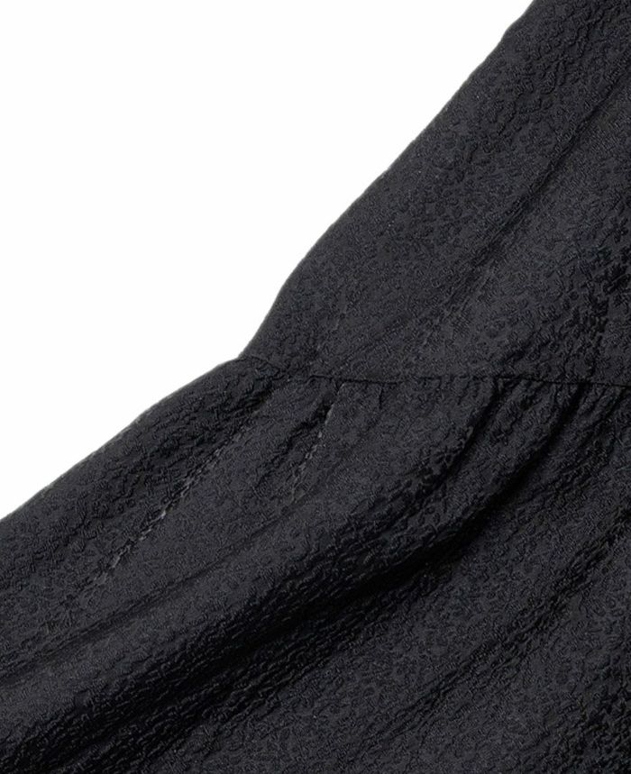 ティアードワンピース/ripplesの生地アップ画像。ややハリと透け感のある涼し気な軽い生地。