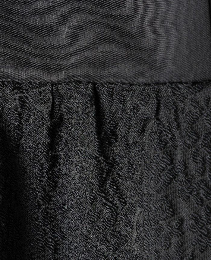 ティアードワンピース/ripplesの生地アップ画像。細かく凸凹したさざ波のような柄。