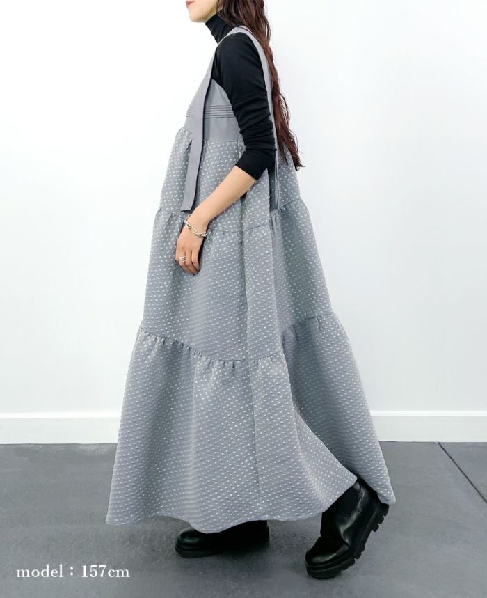 157㎝モデルがティアードワンピース 'water drop'とハイネックニットを合わた横からの着用イメージ。