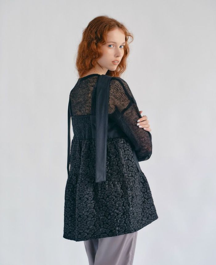 ティアードトップス/cloudy cloudsの薄手のニット着用イメージ