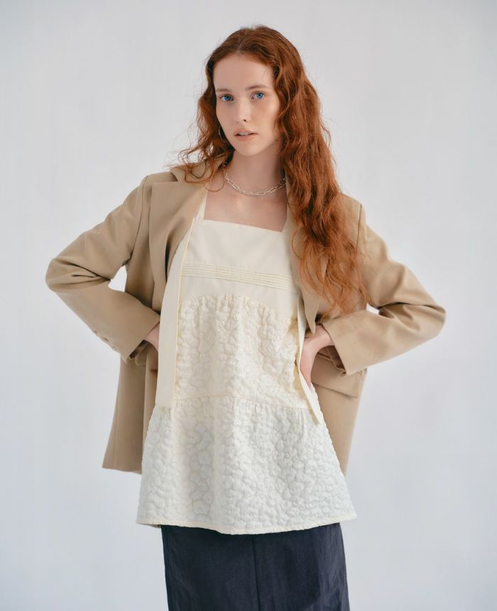 ティアードトップス/cotton cloudsのジャケット合わせのイメージ画像。秋への移行にオススメのスタイリング。