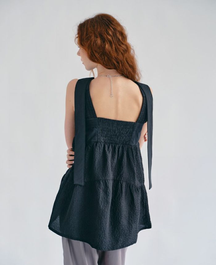 モデル着用：ティアードトップス/ripplesの後ろ姿