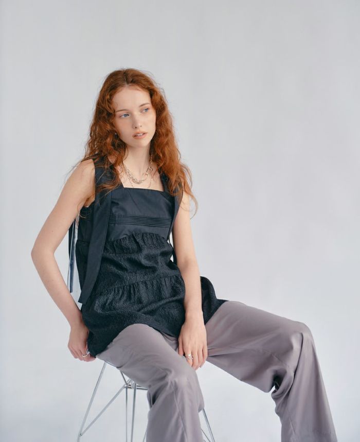 モデル着用：ティアードトップス/ripplesを着用して椅子に座った時のイメージ