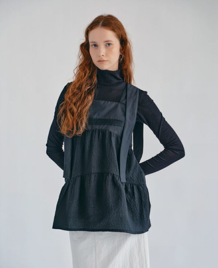 ティアードトップス/ripplesとハイネックニットを重ね着した着用イメージ