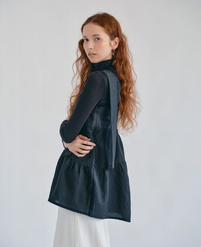 ティアードトップス/ripplesとハイネックニットを重ね着した横から見た時の着用イメージ