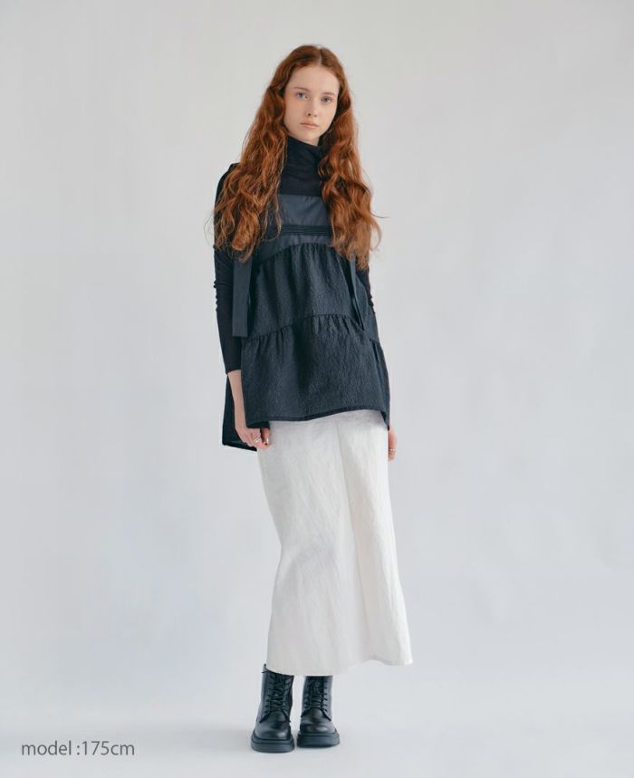 ティアードトップス/ripplesとハイネックニットを重ね着した全身着用イメージ