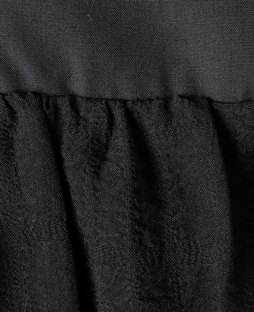 ティアードトップス/ripplesの生地アップ画像。細かく凸凹したさざ波のような柄。