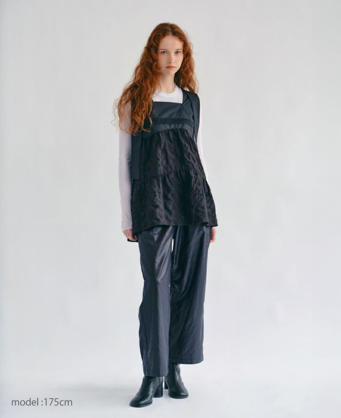 ティアードトップス/countrysideと長袖の全身着用イメージ。パンツスタイルでシックに。