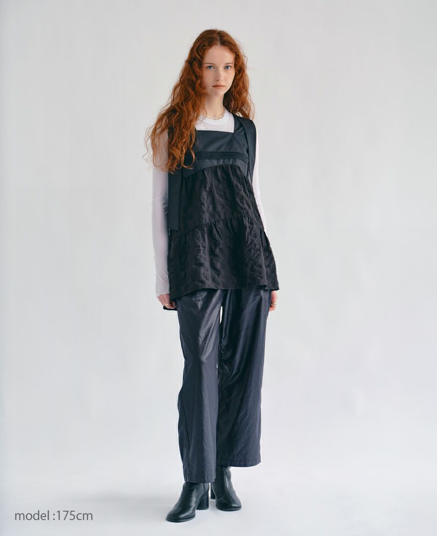 ティアードトップス/countrysideと長袖の全身着用イメージ。パンツスタイルでシックに。