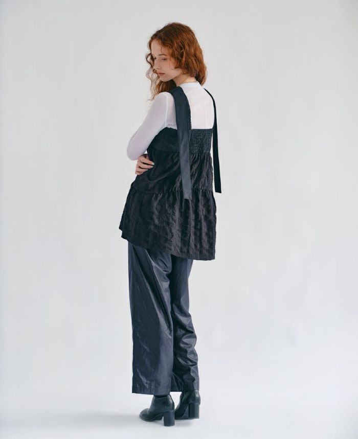 ティアードトップス/countrysideと長袖の全身後ろ着用イメージ。パンツスタイルでシックに。