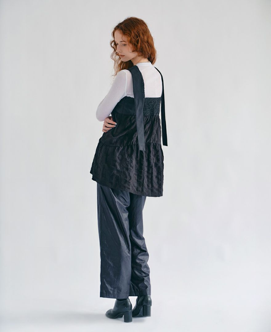 ティアードトップス/countrysideと長袖の全身後ろ着用イメージ。パンツスタイルでシックに。