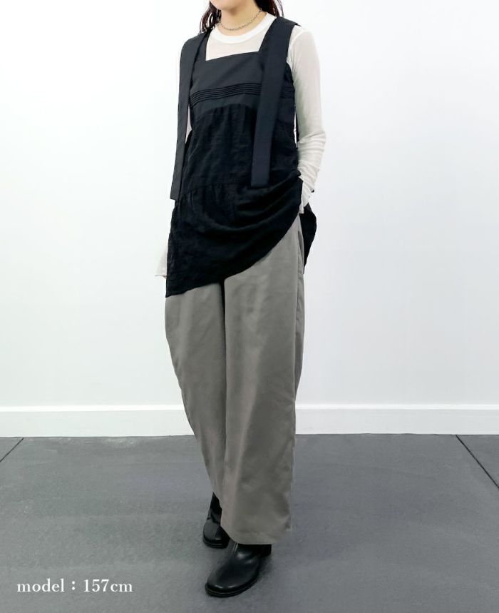 157㎝モデル着用：ティアードトップス/countrysideとパンツ合わせの着用イメージ。スポーツミックススタイル。