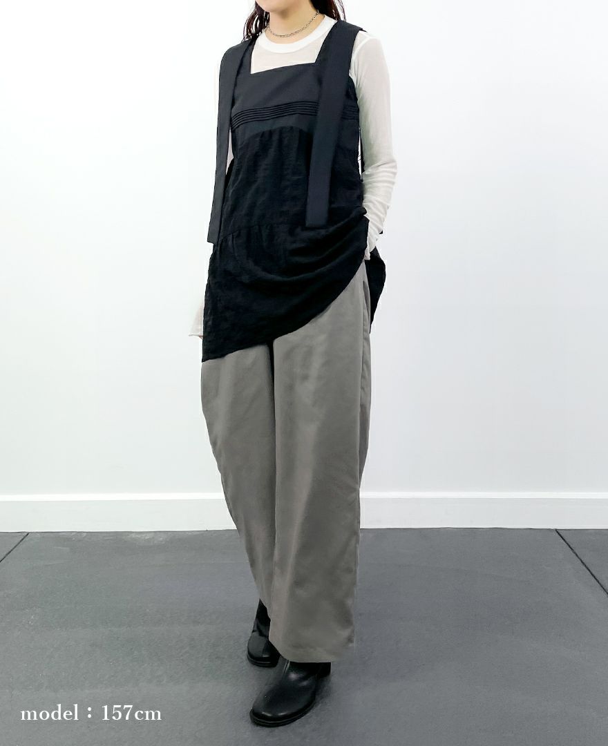 157㎝モデル着用：ティアードトップス/countrysideとパンツ合わせの着用イメージ。スポーツミックススタイル。