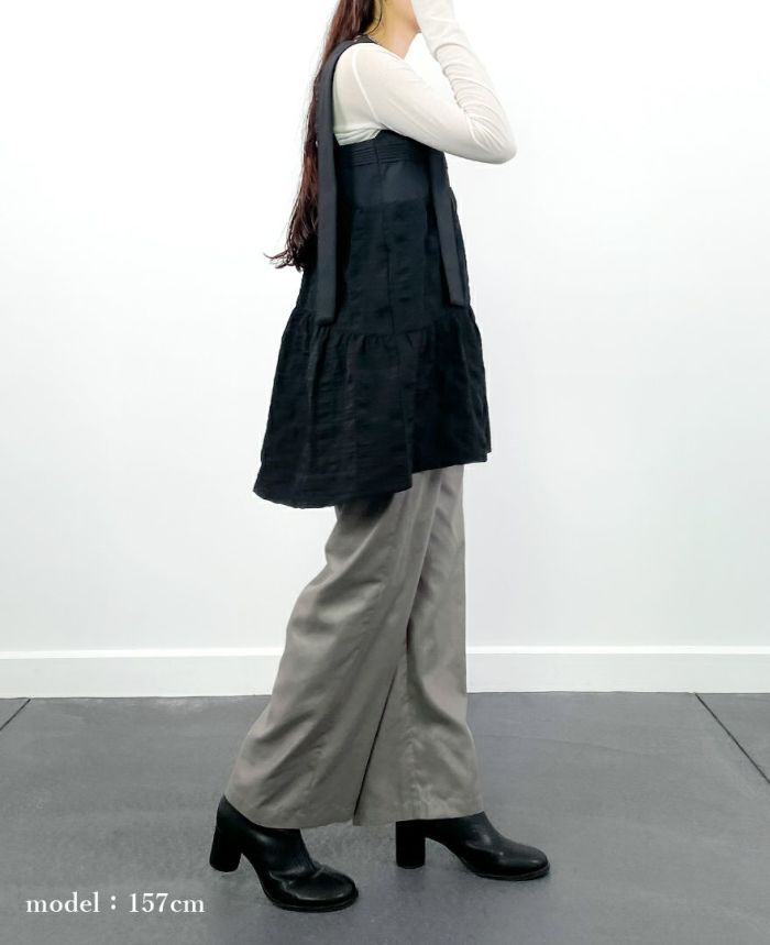 157㎝モデル着用：ティアードトップス/countrysideとパンツ合わせの横からの着用イメージ。スポーツミックススタイル。