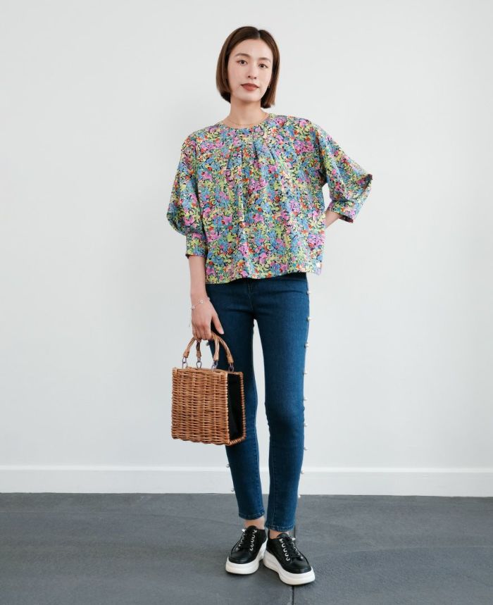 花柄ブラウスのピンクにデニムとブラックのスニーカーとカゴバッグを合わせたコーディネート