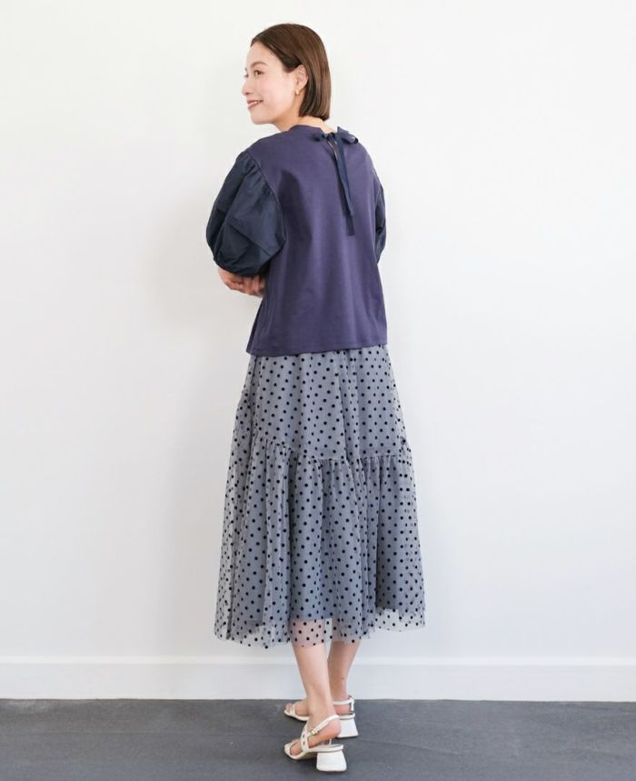 バルーン袖Tシャツオンラインショップ限定ネイビーにブルーのドットチュールスカートを合わせた着用画像