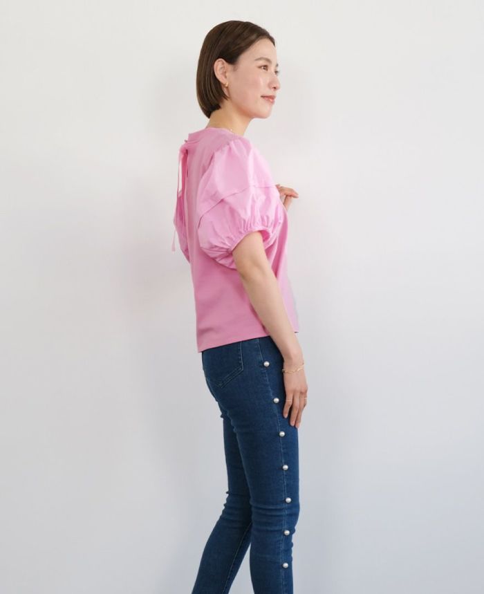 バルーン袖Tシャツのピンクにデニムを合わせたコーディネート画像