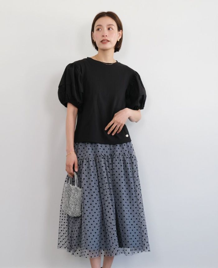 バルーン袖Tシャツのブラックにブルーのドットチュールスカートを合わせたコーディネート画像
