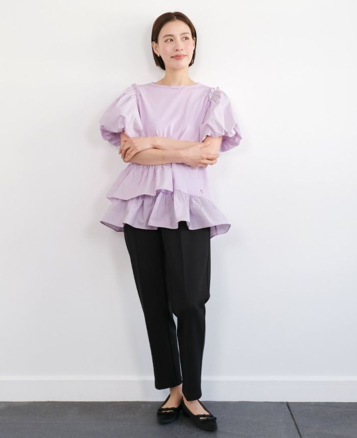アシメフリルチュニックラベンダーにブラックのテーパードパンツを合わせたコーディネート