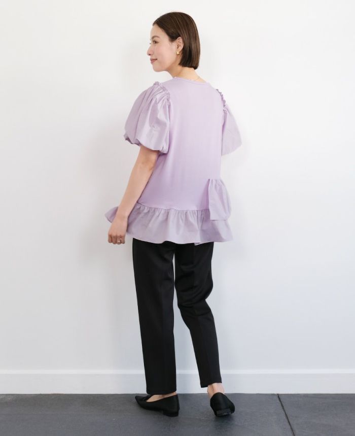 アシメフリルチュニックラベンダーにブラックのテーパードパンツを合わせたコーディネート