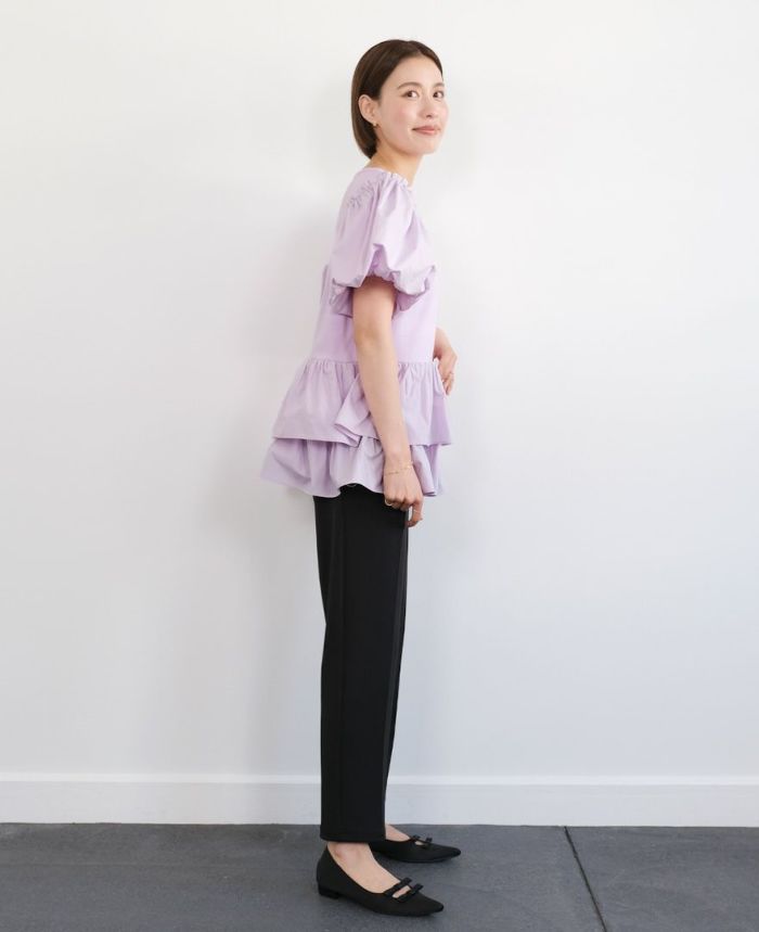 アシメフリルチュニックラベンダーにブラックのテーパードパンツを合わせたコーディネート