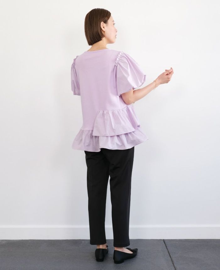 アシメフリルチュニックラベンダーにブラックのテーパードパンツを合わせたコーディネート