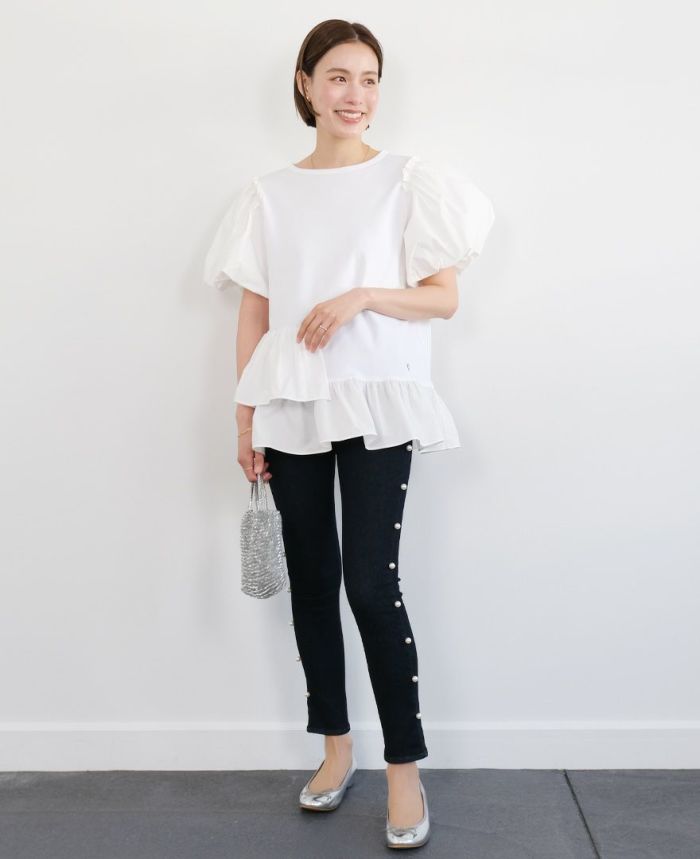 アシメフリルチュニックホワイトにスキニーデニムを合わせたコーディネート