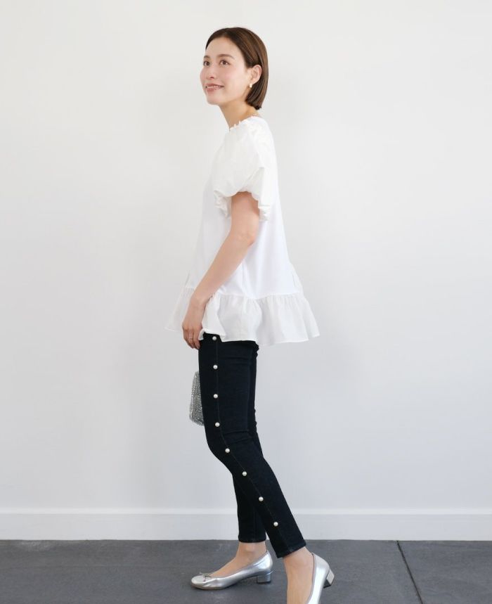 アシメフリルチュニックホワイトにスキニーデニムを合わせたコーディネート