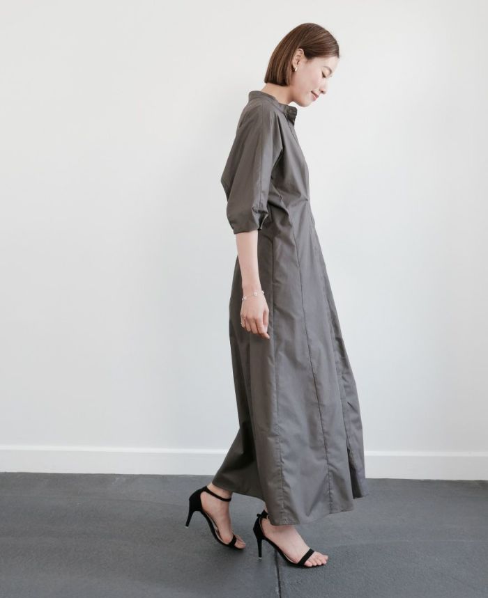シャツワンピースチャコールの着用画像