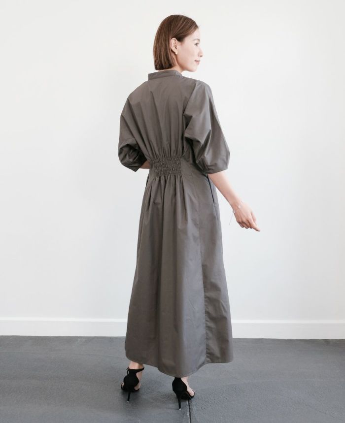 シャツワンピースチャコールの着用画像