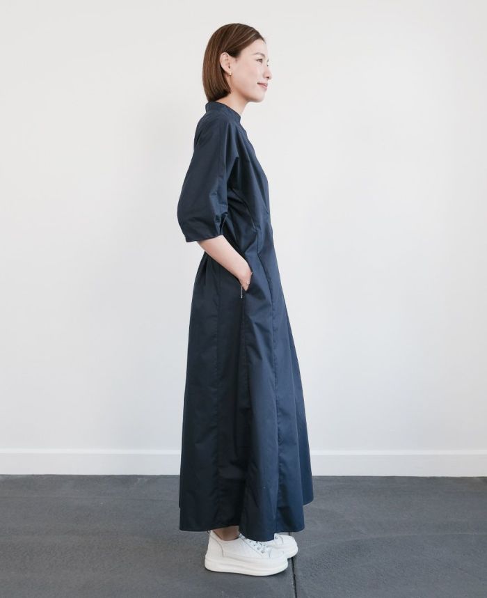 シャツワンピースチャコールの着用画像