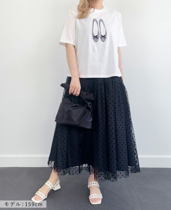 バレエシューズモチーフTシャツホワイトにブラックのスカートとホワイトのサンダルを合わせた着用画像