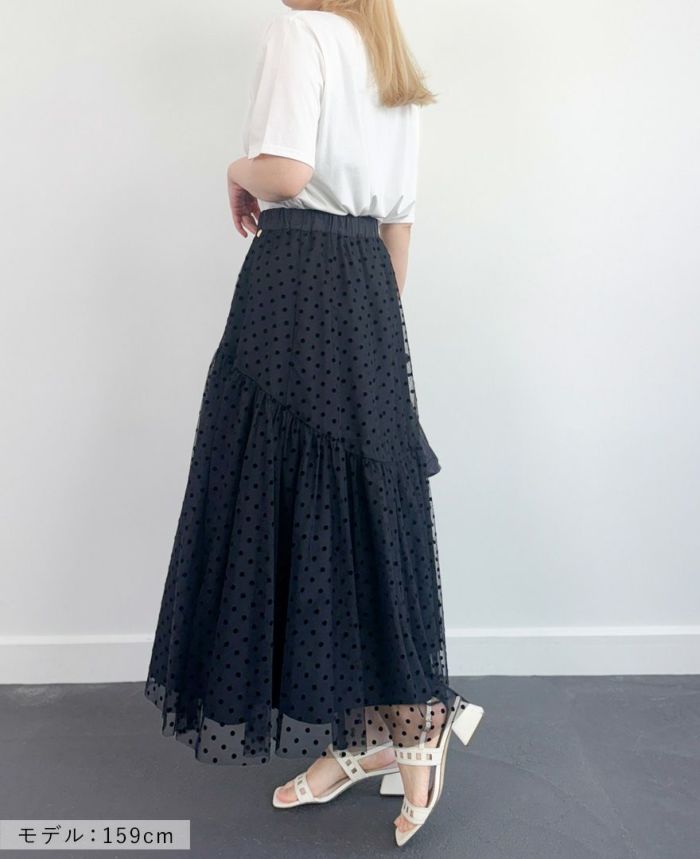 バレエシューズモチーフTシャツホワイトにブラックのスカートとホワイトのサンダルを合わせた着用画像