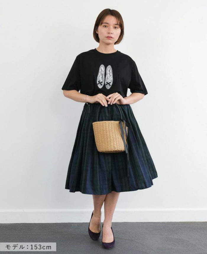 バレエシューズモチーフTシャツブラックにタータンチェックのフレアスカートとかごバッグを合わせたコーディネート