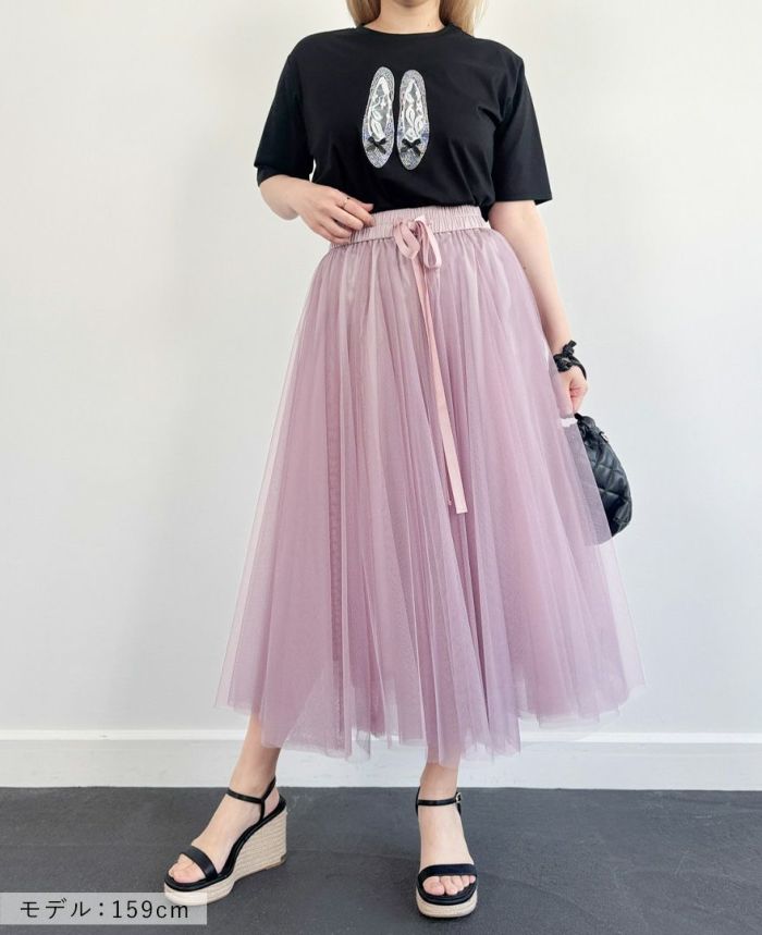 バレエシューズモチーフTシャツブラックにピンクのチュールスカートとウェッジソールサンダルを合わせたコーディネート画像