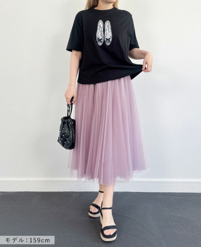 バレエシューズモチーフTシャツブラックにピンクのチュールスカートとウェッジソールサンダルを合わせたコーディネート画像