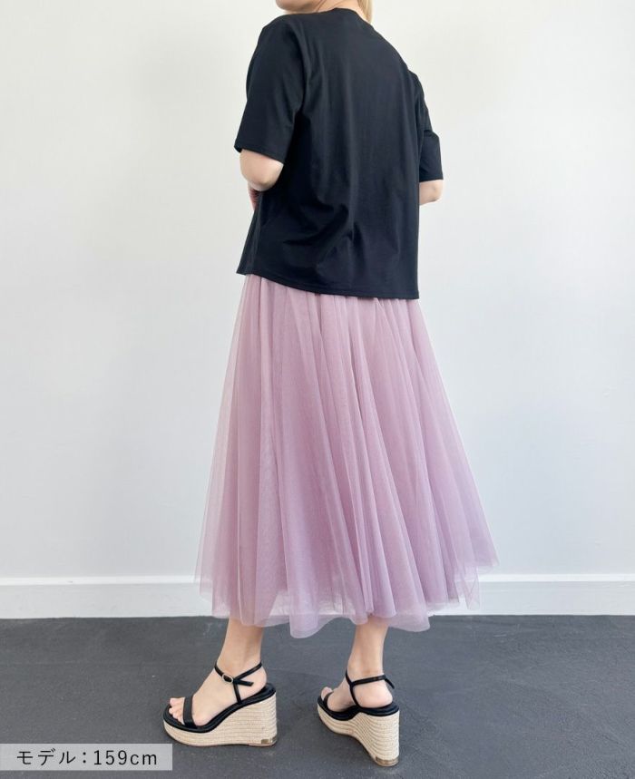 バレエシューズモチーフTシャツブラックにピンクのチュールスカートとウェッジソールサンダルを合わせたコーディネート画像