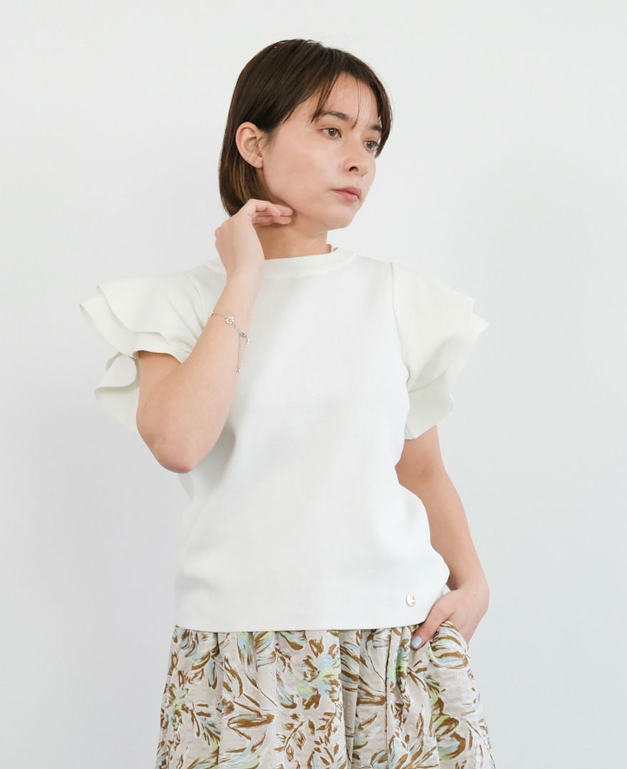 袖フリルニットホワイトの着用画像